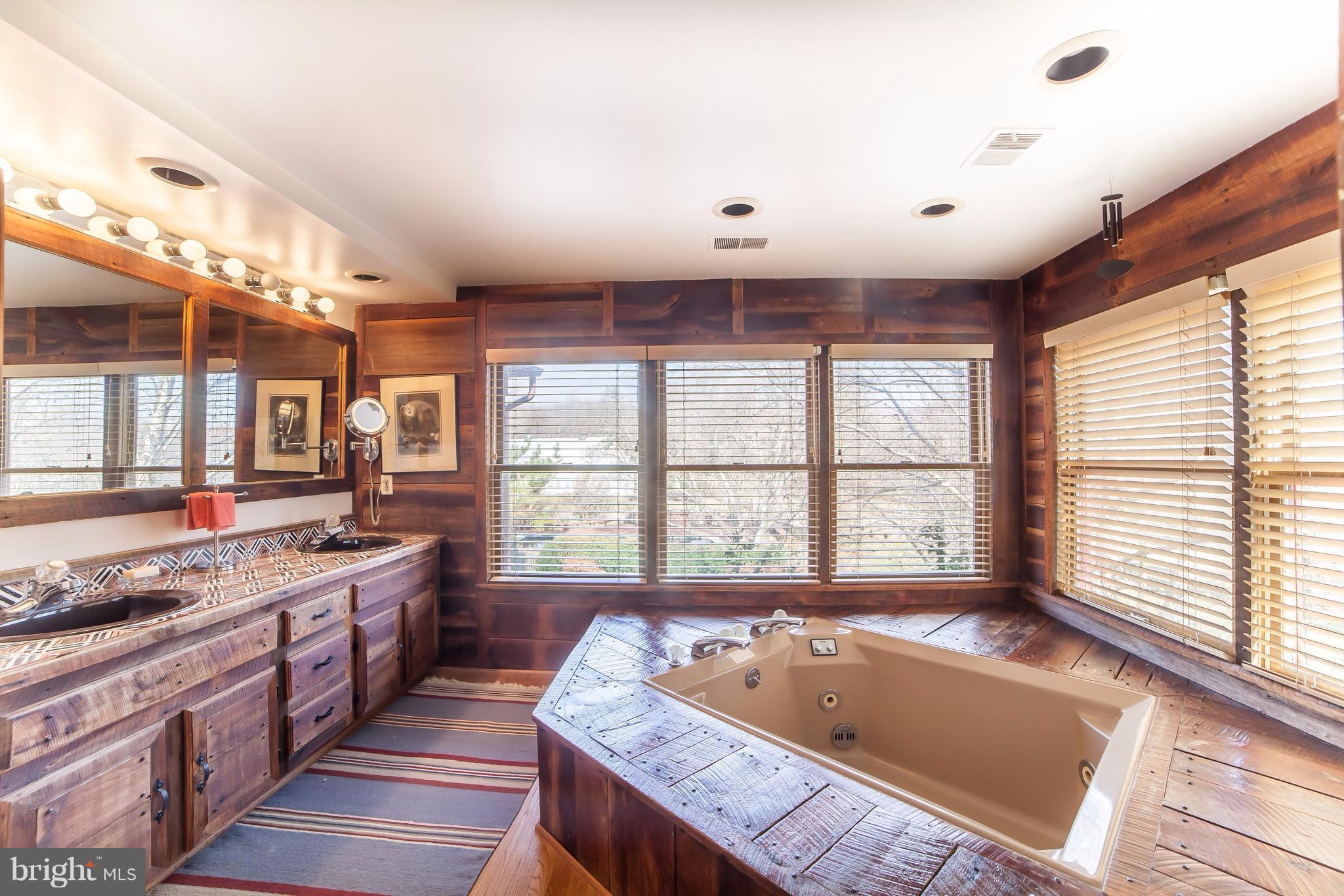 5515 Riggs Road Gaithersburg, MD 20882 - Photo 15 of 30 Large bath with soaking tub in owners suite