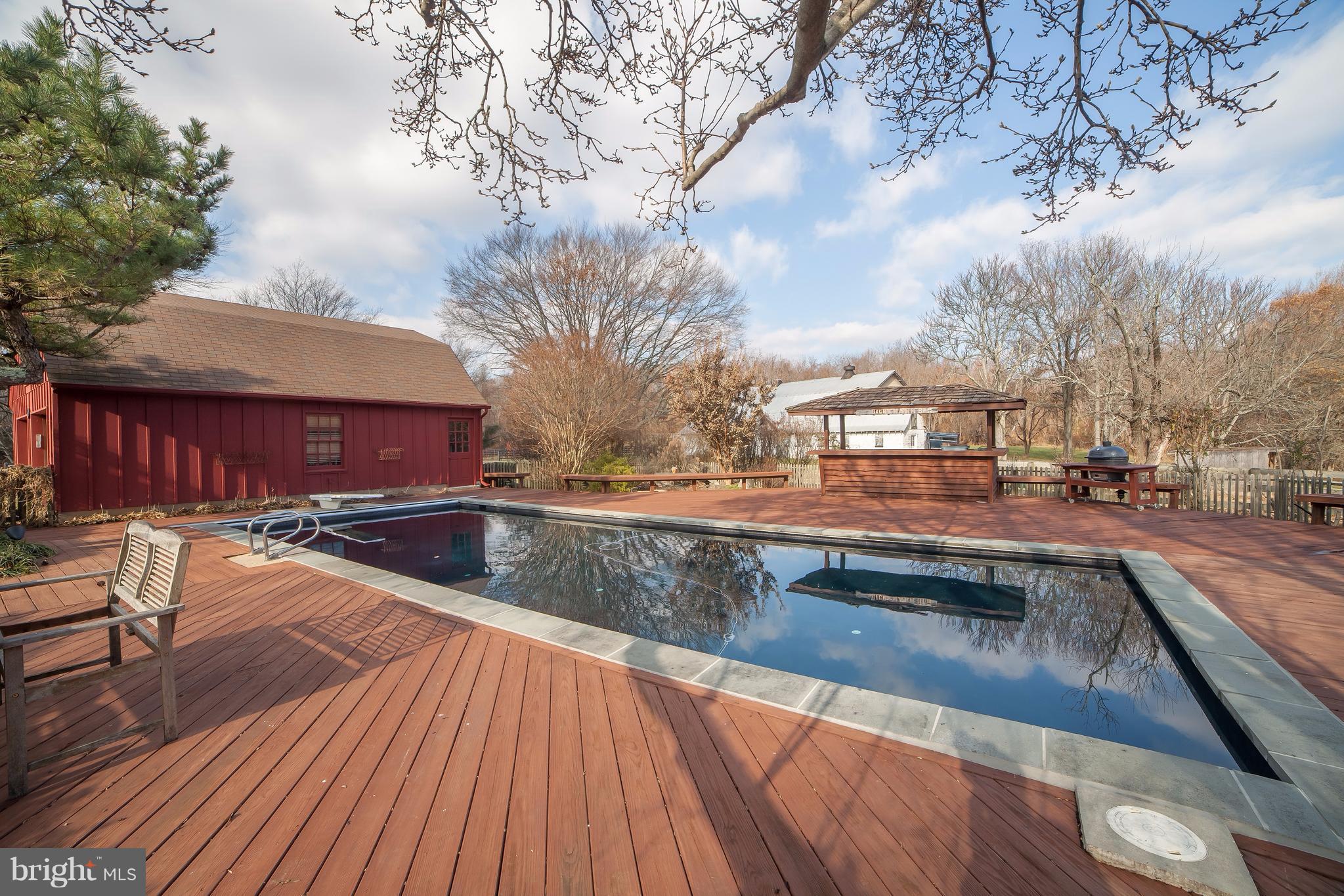 5515 Riggs Road Gaithersburg, MD 20882 - Photo 26 of 30 Sparkling pool
