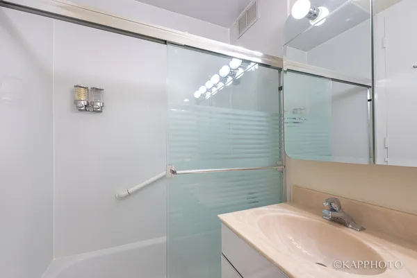 $3,250 | 900 North Lake Shore Drive, Unit 702, Chicago, IL 60611