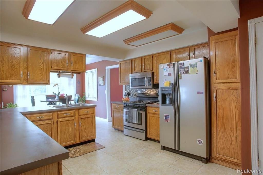 1424 Fawn Court Rochester Hills, MI 48309 - Photo 2 of 37