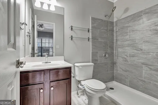 en empty room with windows and ceiling fan