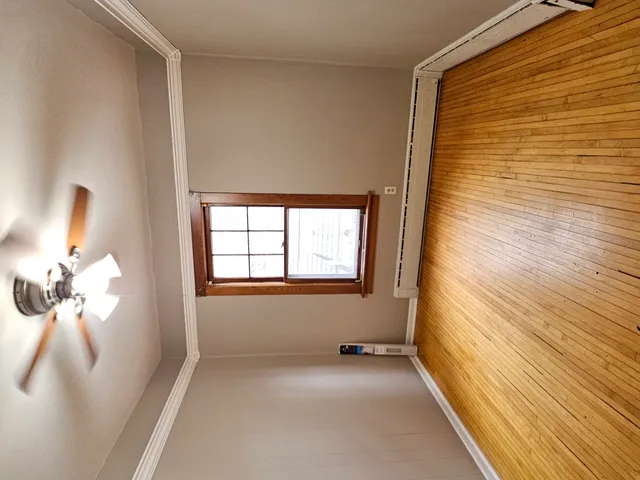 $1,695 | 211 Edwards Avenue, Unit 1, West Dundee, IL 60118