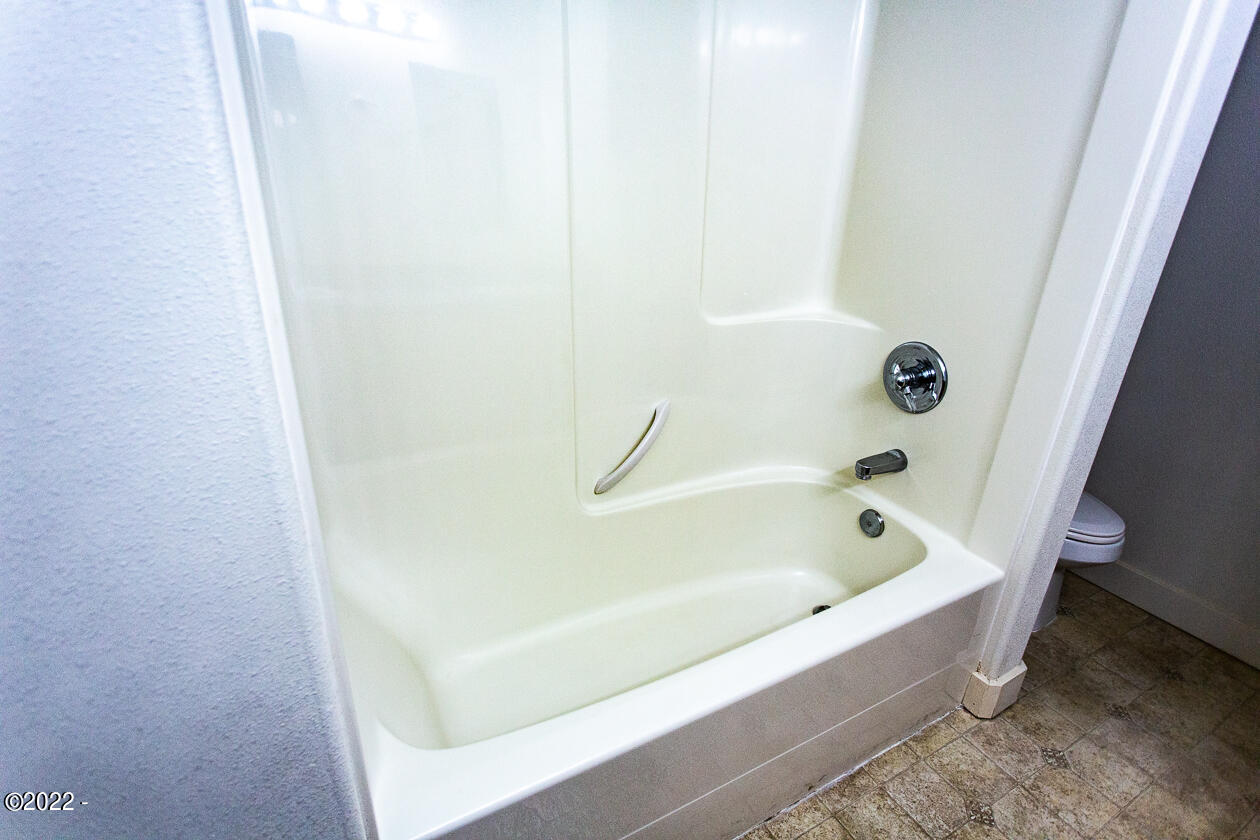 935 Southwest 11th Street Newport, OR 97365 - Photo 31 of 43 shower/bath