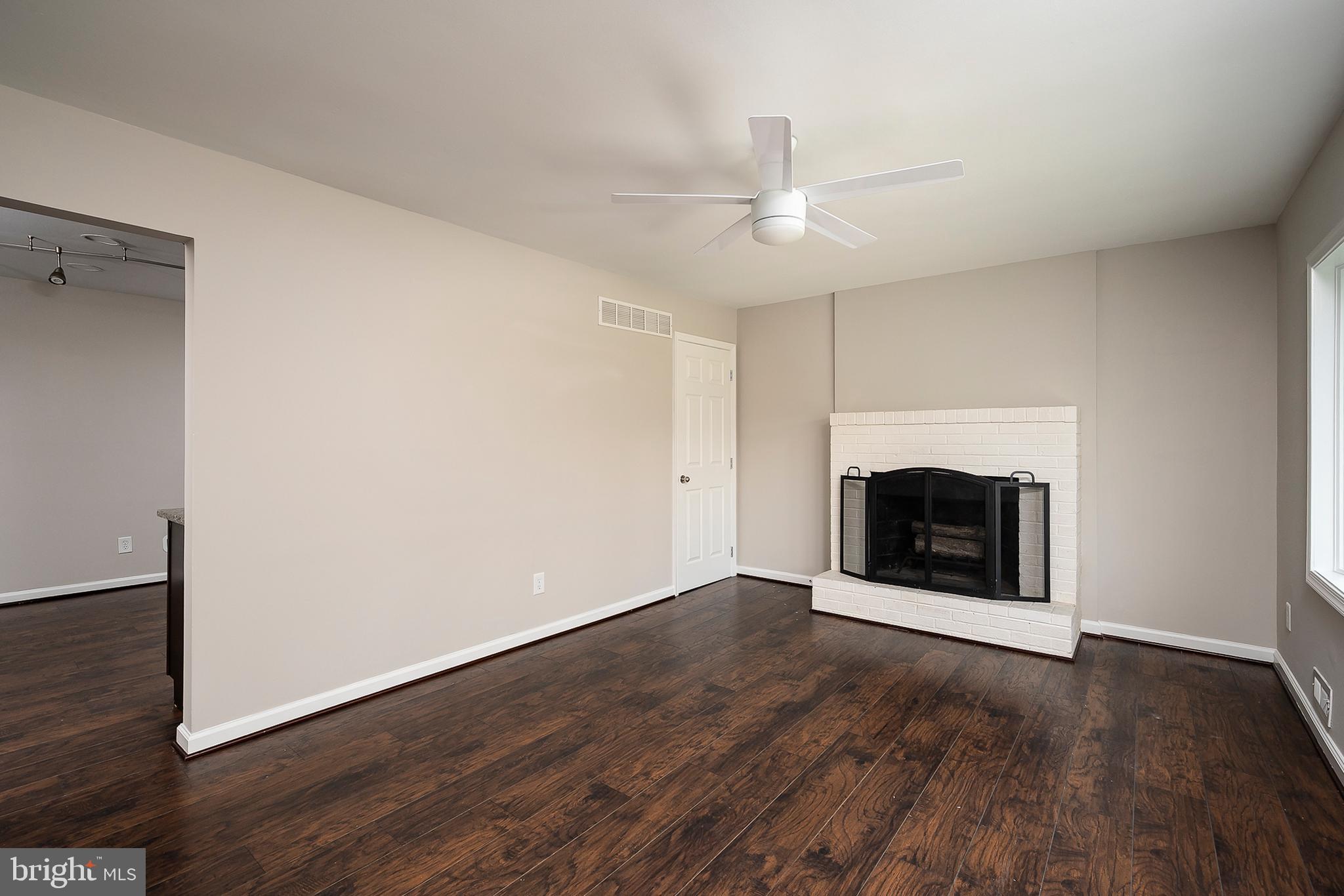 957 Shore Acres Road Arnold, MD 21012 - Photo 3 of 31 Living Room