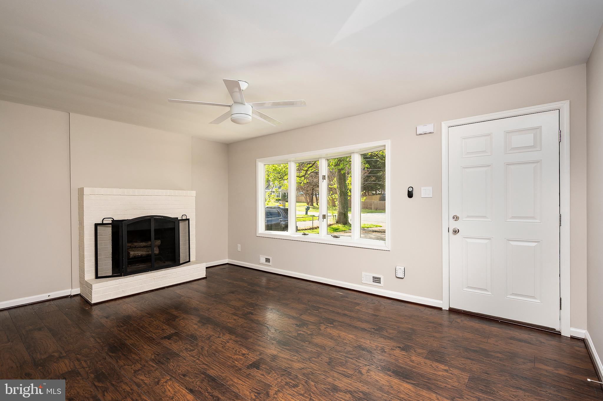 957 Shore Acres Road Arnold, MD 21012 - Photo 4 of 31 Living Room (alt view)