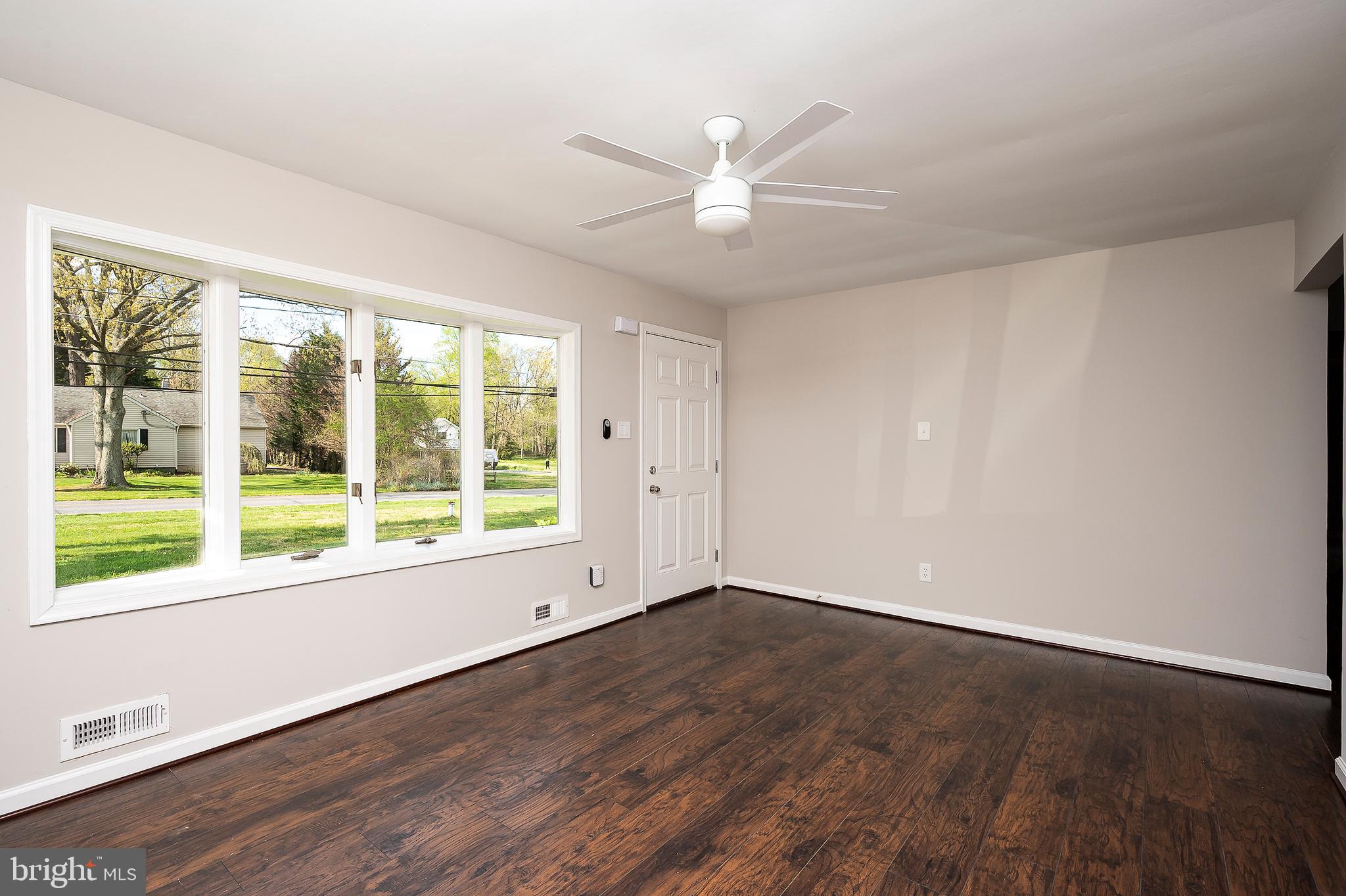 957 Shore Acres Road Arnold, MD 21012 - Photo 5 of 31 Living Room (alt view)