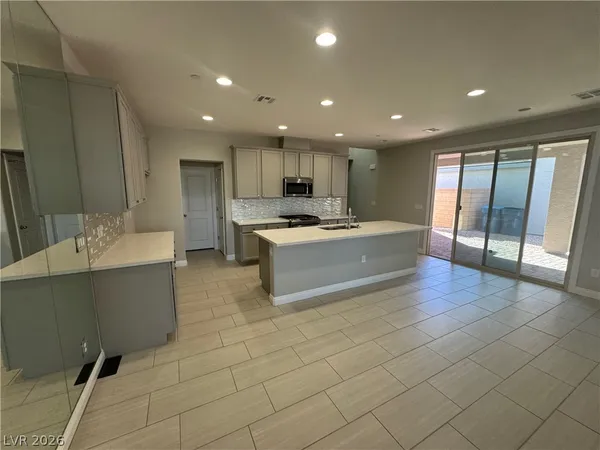 $2,500 | 1051 East Sunset Road, Henderson, NV 89011