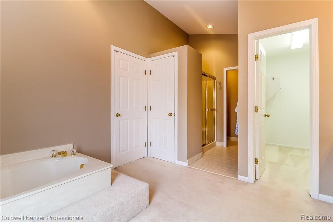1702 Hillcrest Drive Rochester, MI 48306 - Photo 27 of 39 027-Master_Bathroom-5556621-large.jpg