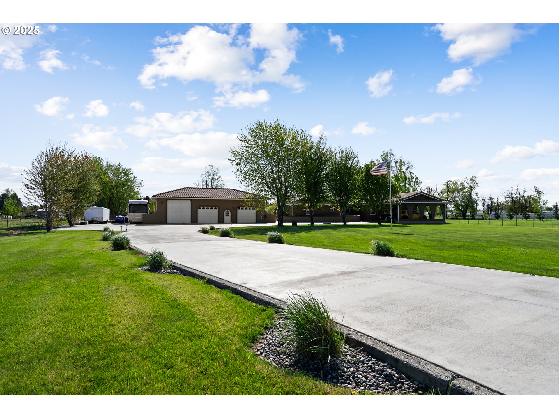 79315 Powerline Road Hermiston, OR 97838 - Photo 5 of 40 Driveway