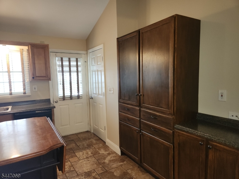 112 Brentwood Road Raritan, NJ 08869 - Photo 8 of 18