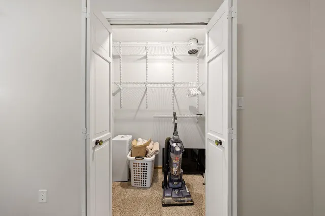 an empty room with closet and a ceiling fan