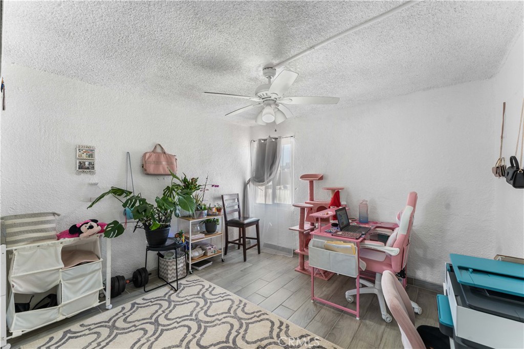 20116 Neuralia Road California City, CA 93505 - Photo 13 of 25 a living room with furniture and a potted plant