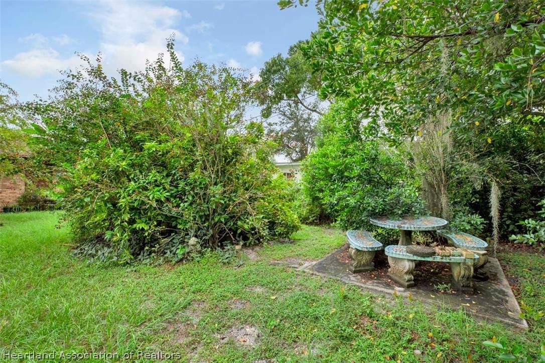 115 Spring Garden Road Sebring, FL 33870 - Photo 5 of 10 a view of a backyard with sitting area