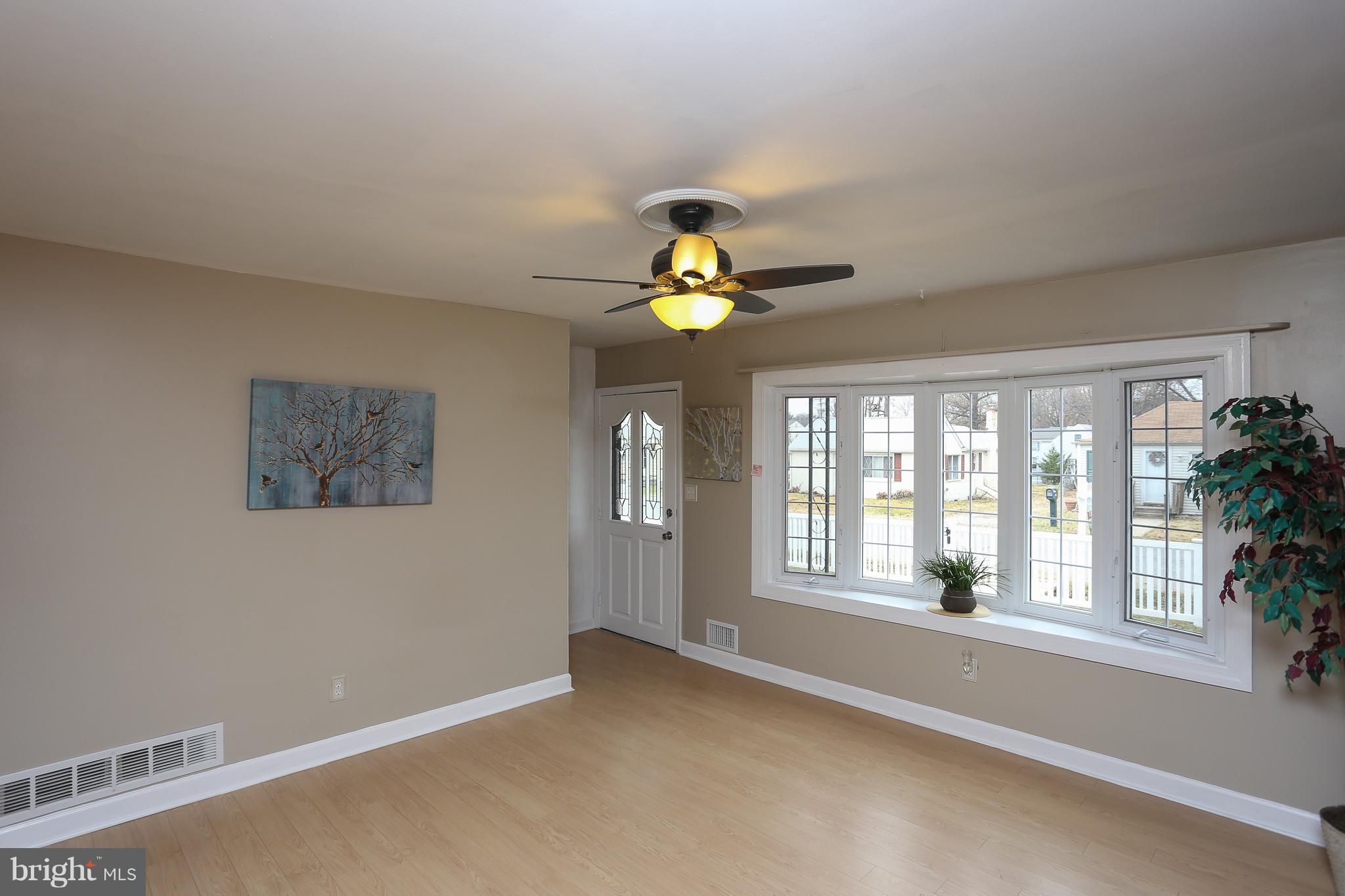 627 Fernhill Road Baltimore, MD 21226 - Photo 3 of 30 Living Room