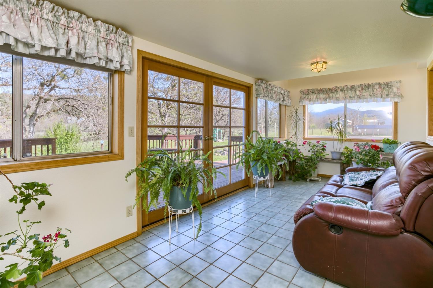2777 East Antelope Road Eagle Point, OR 97524 - Photo 28 of 35 a living room with furniture and a large window