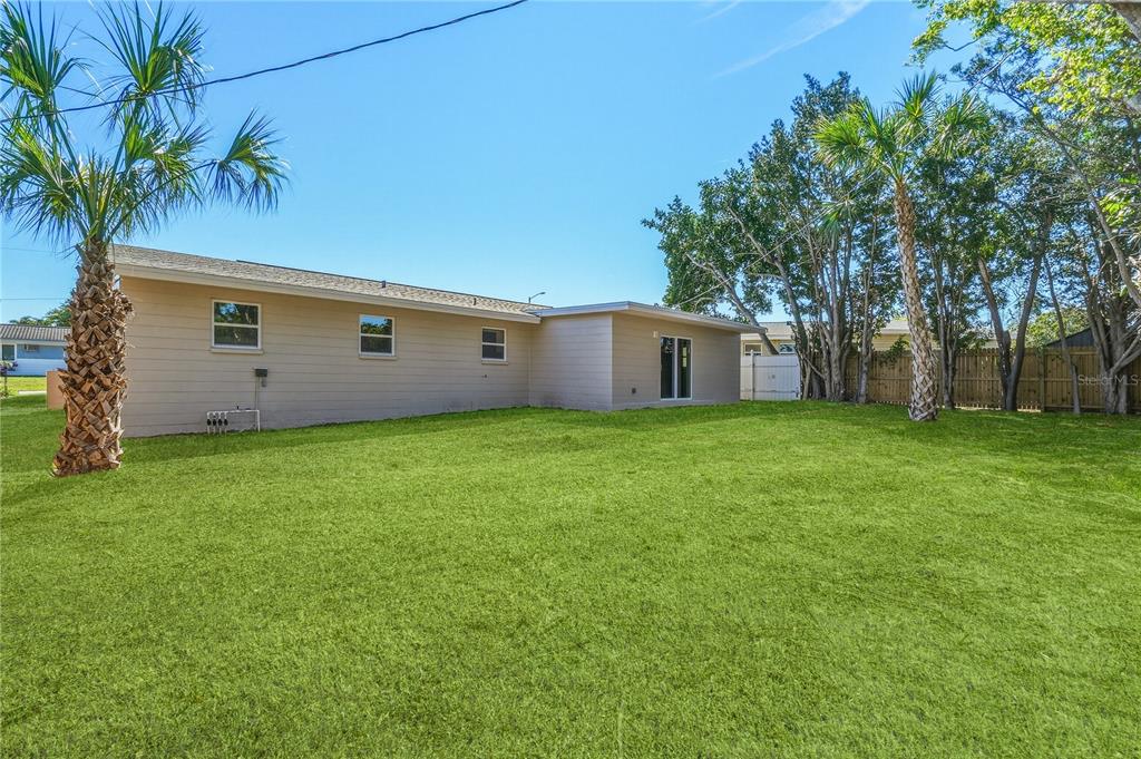11525 81st Place Seminole, FL 33772 - Photo 24 of 24 a view of a house with a garden