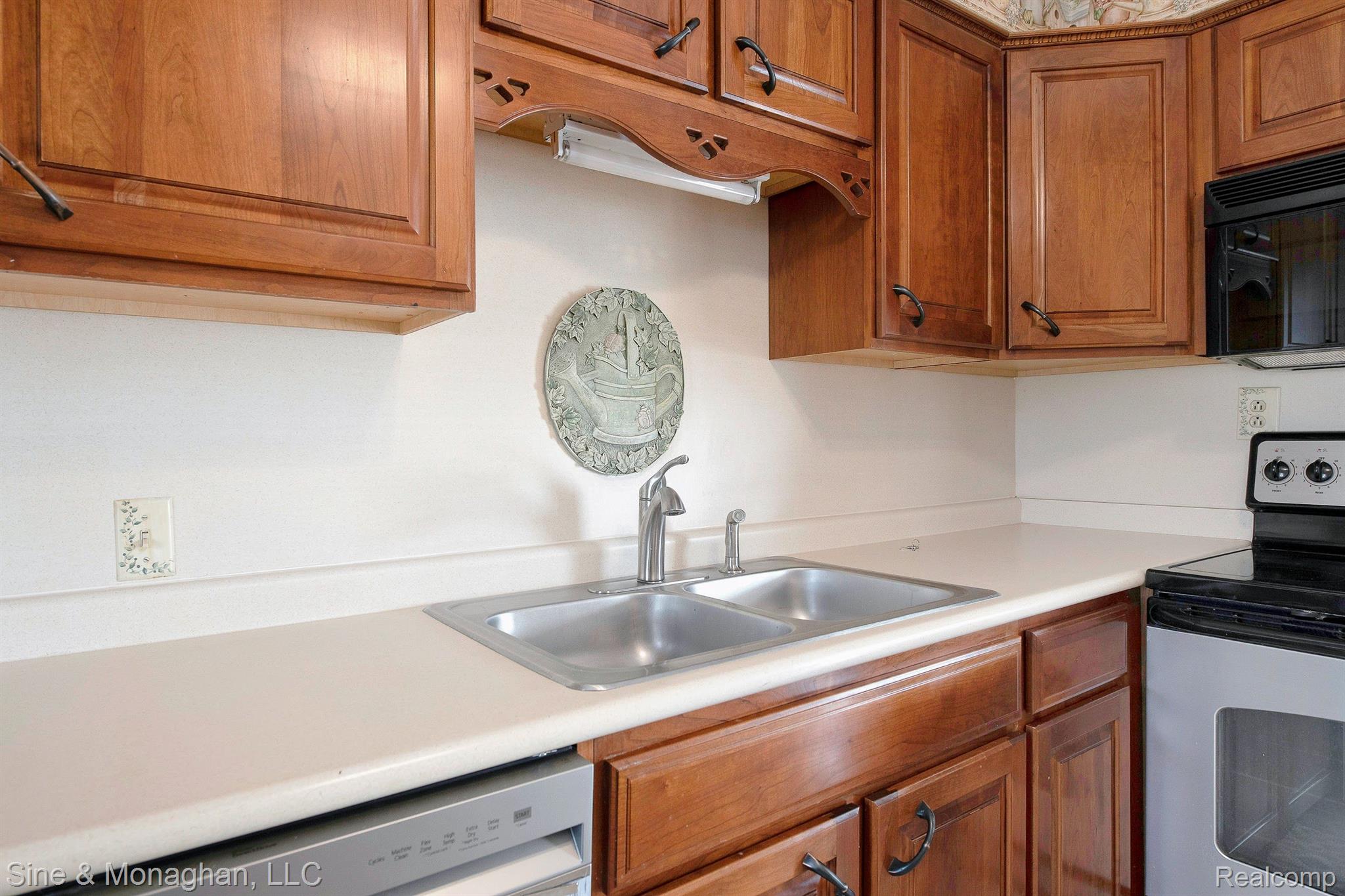 6135 North Genesee Road Flint, MI 48506 - Photo 9 of 45 Cherry cabinets
