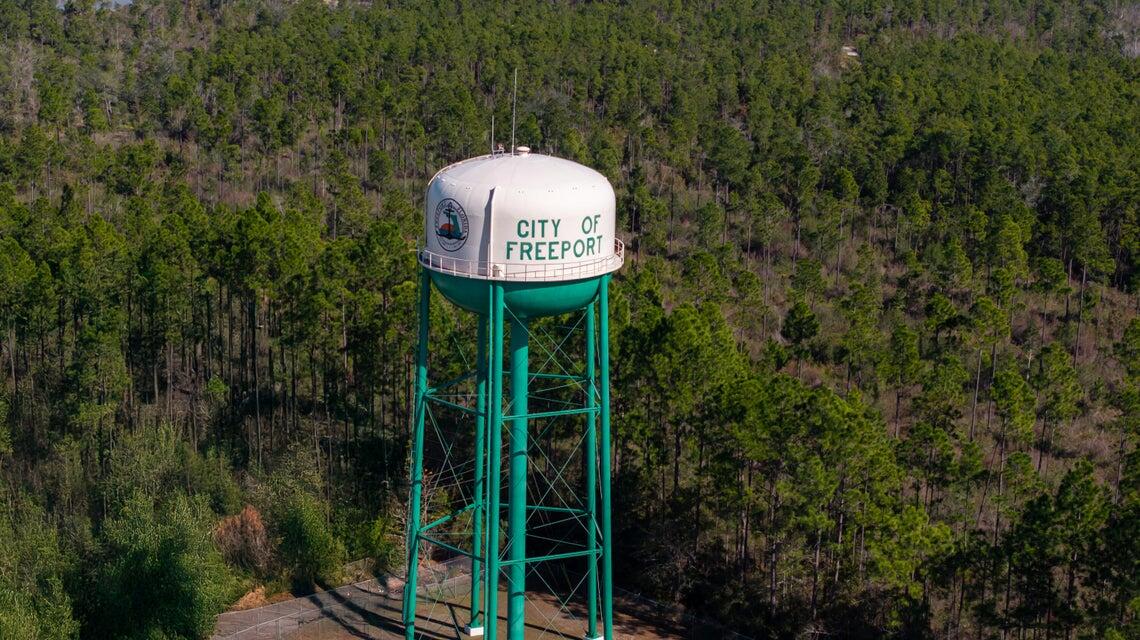45 North Sand Palm Road Freeport, FL 32439 - Photo 31 of 32 a view of a sign of a park