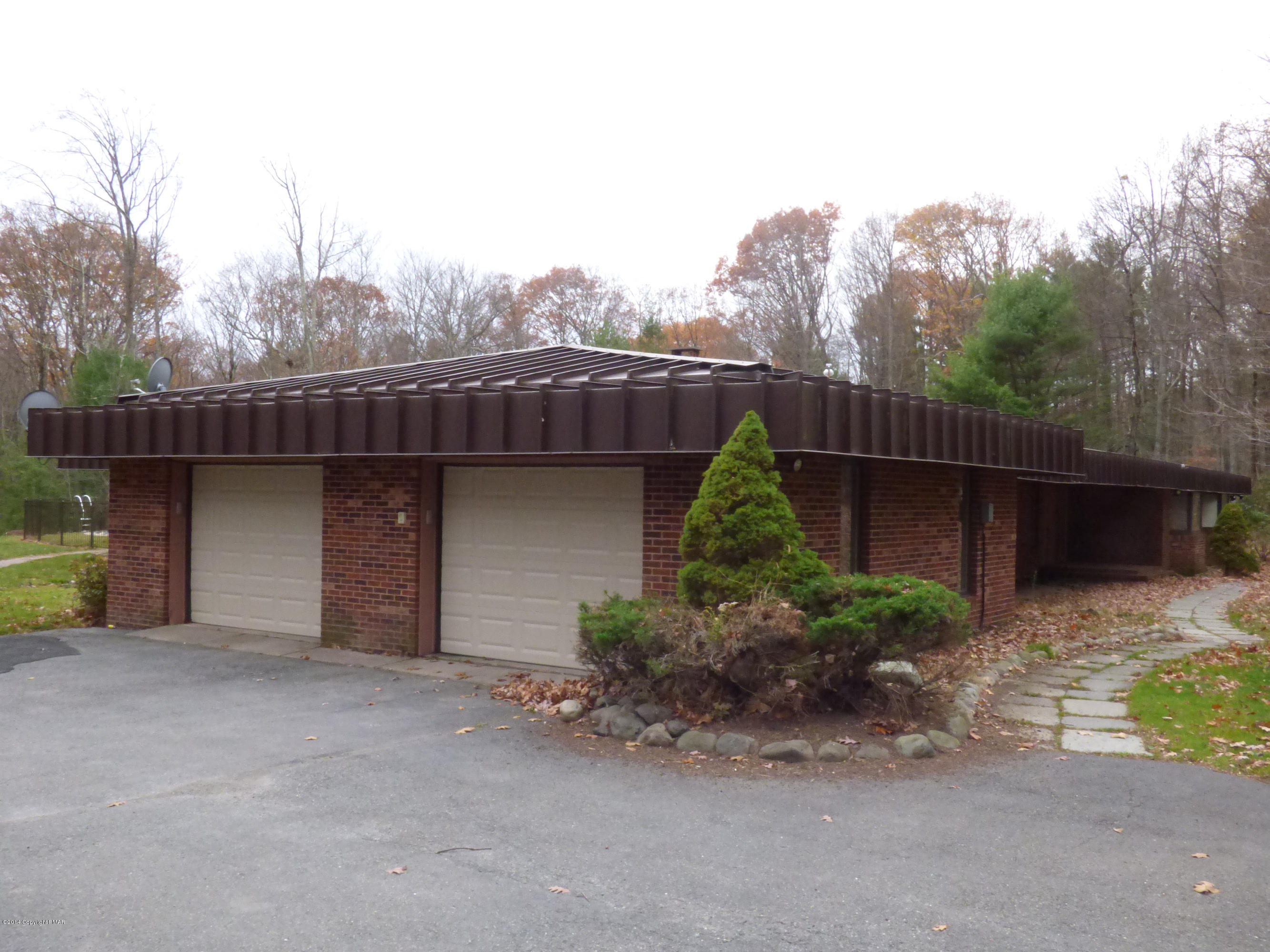 131 Williams Road Cresco, PA 18326 - Photo 2 of 20 3 car garage