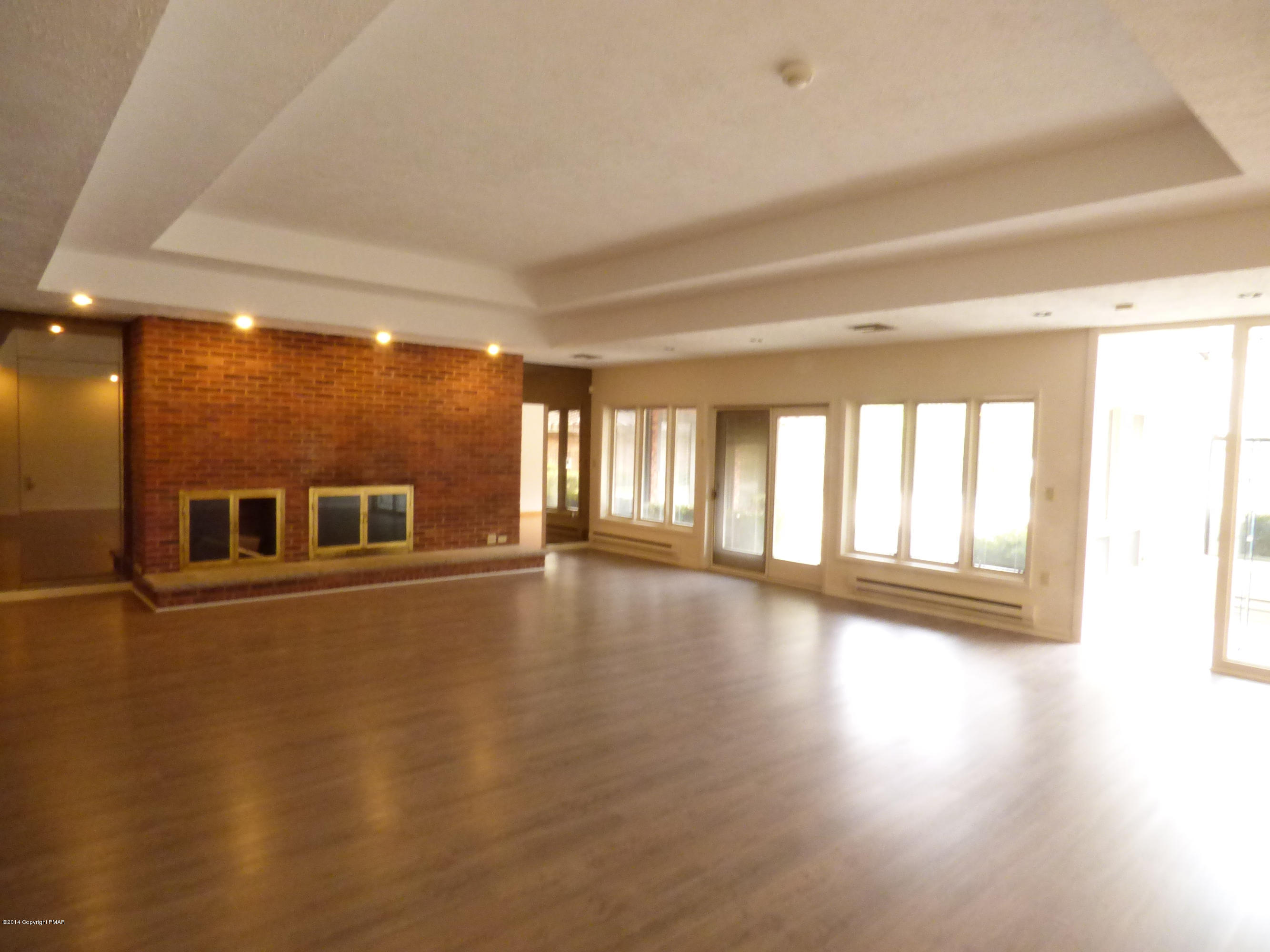 131 Williams Road Cresco, PA 18326 - Photo 4 of 20 living room
