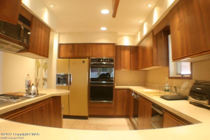 131 Williams Road Cresco, PA 18326 - Photo 8 of 20 kitchen