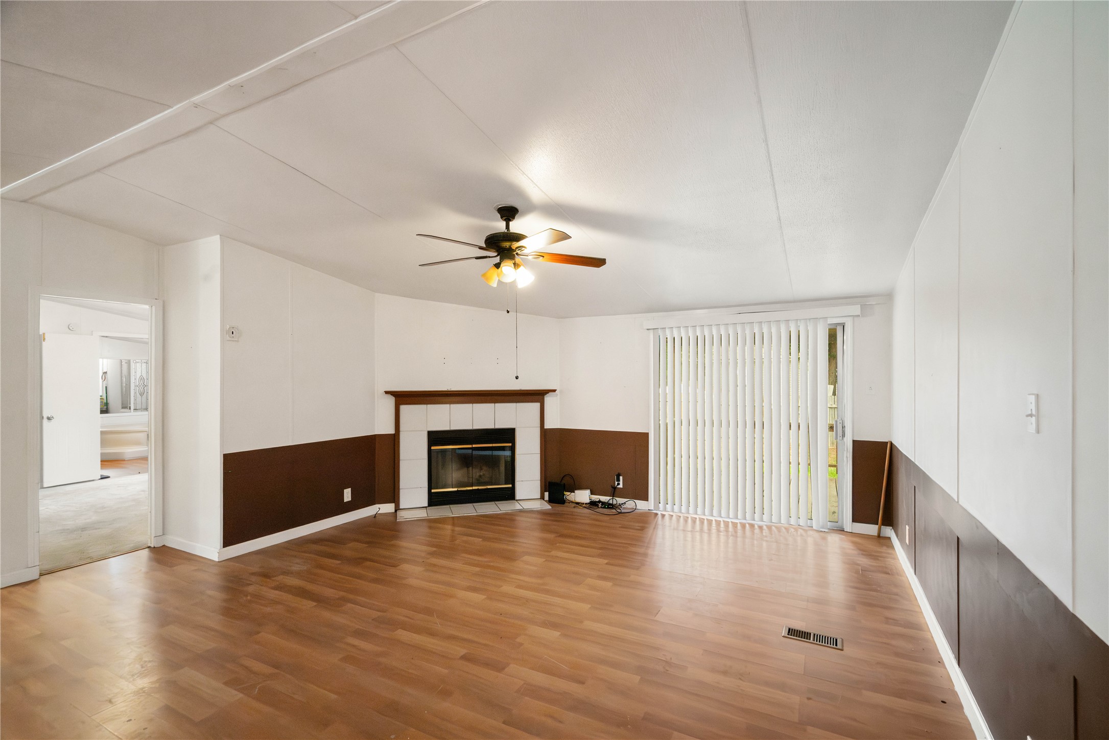 191 Aquarius Road Conroe, TX 77306 - Photo 7 of 32 Living room area without staging
