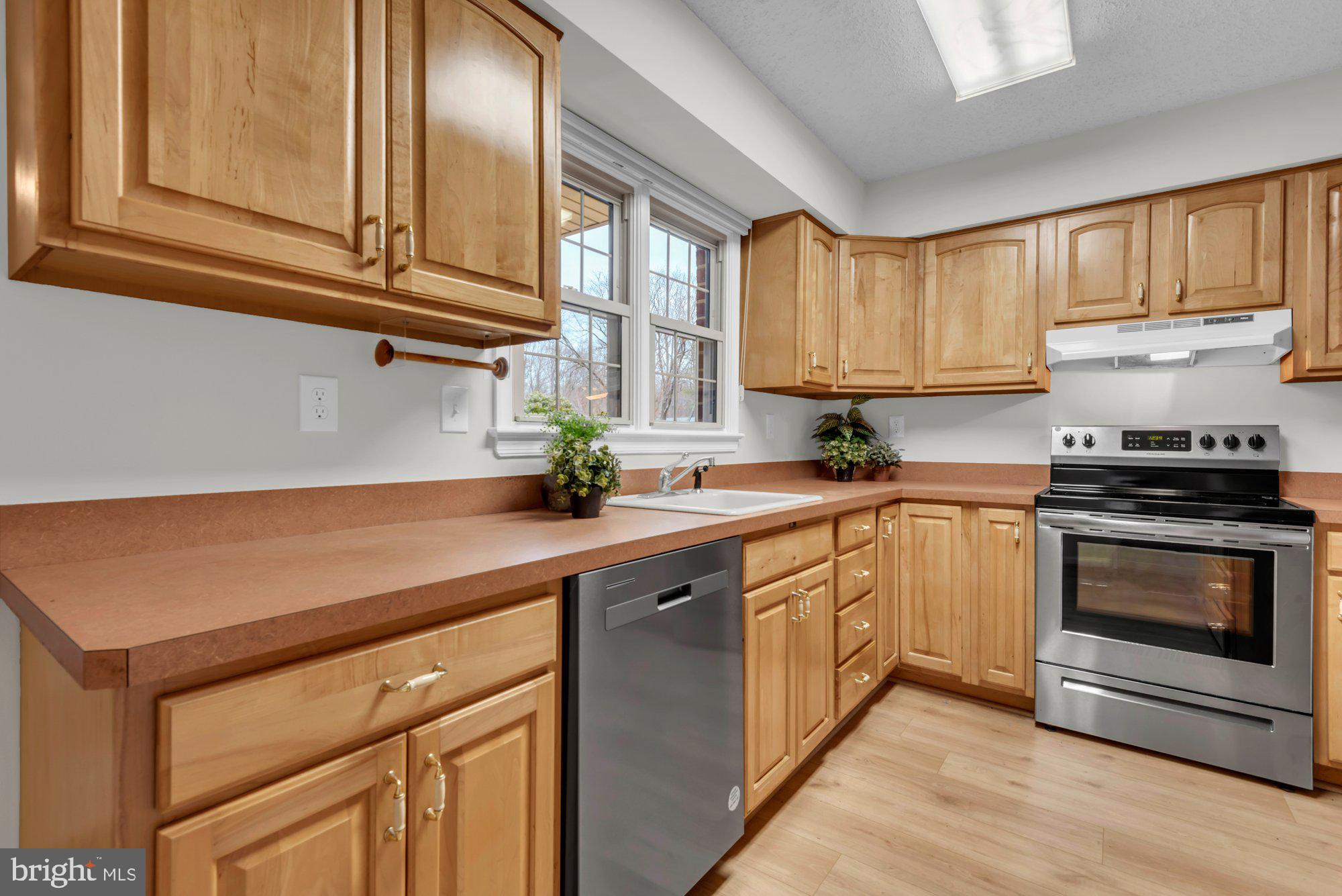 2572 Golfers Ridge Road Annapolis, MD 21401 - Photo 20 of 69 a kitchen with stainless steel appliances granite countertop a sink a stove and cabinets