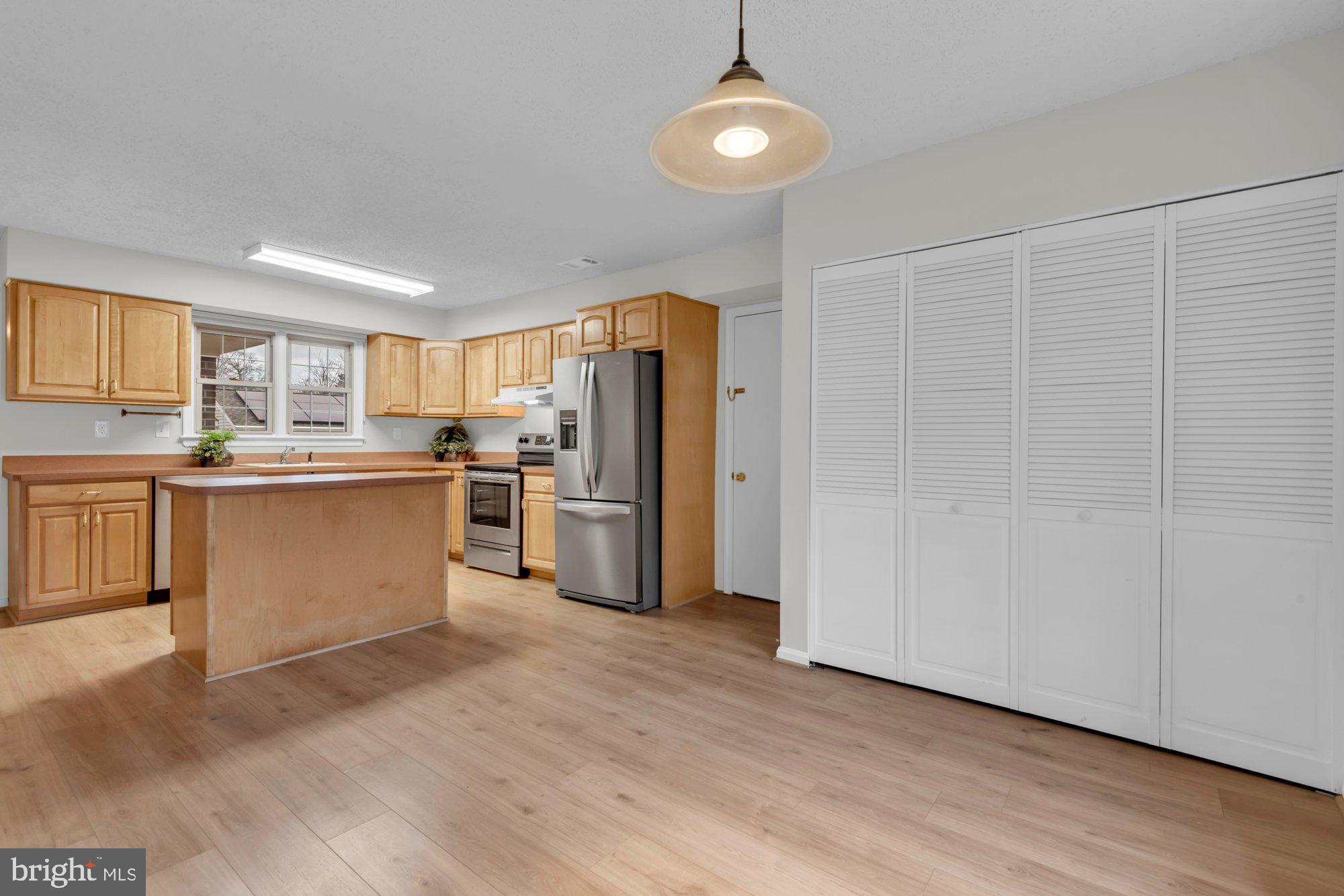 2572 Golfers Ridge Road Annapolis, MD 21401 - Photo 26 of 69 a kitchen with stainless steel appliances a refrigerator and a sink