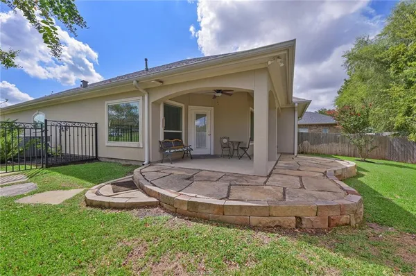 a view of a house with backyard and porch