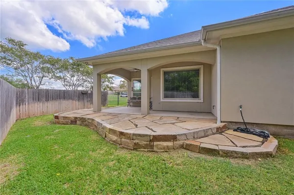 a view of a house with backyard and porch