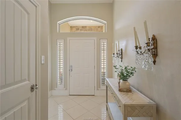 a view of entryway with livingroom