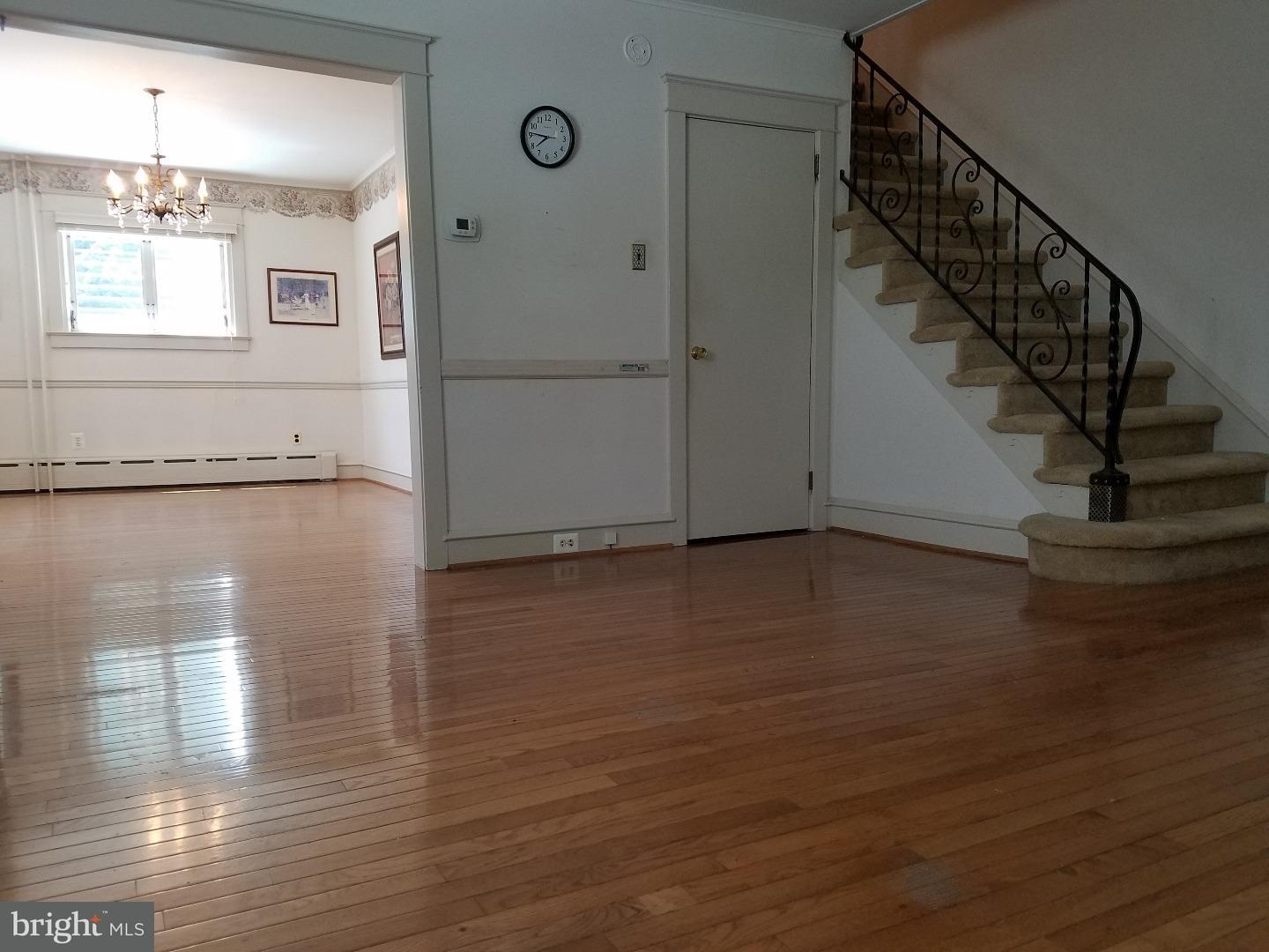 814 Grove Avenue Springfield, PA 19064 - Photo 8 of 25 Living Room