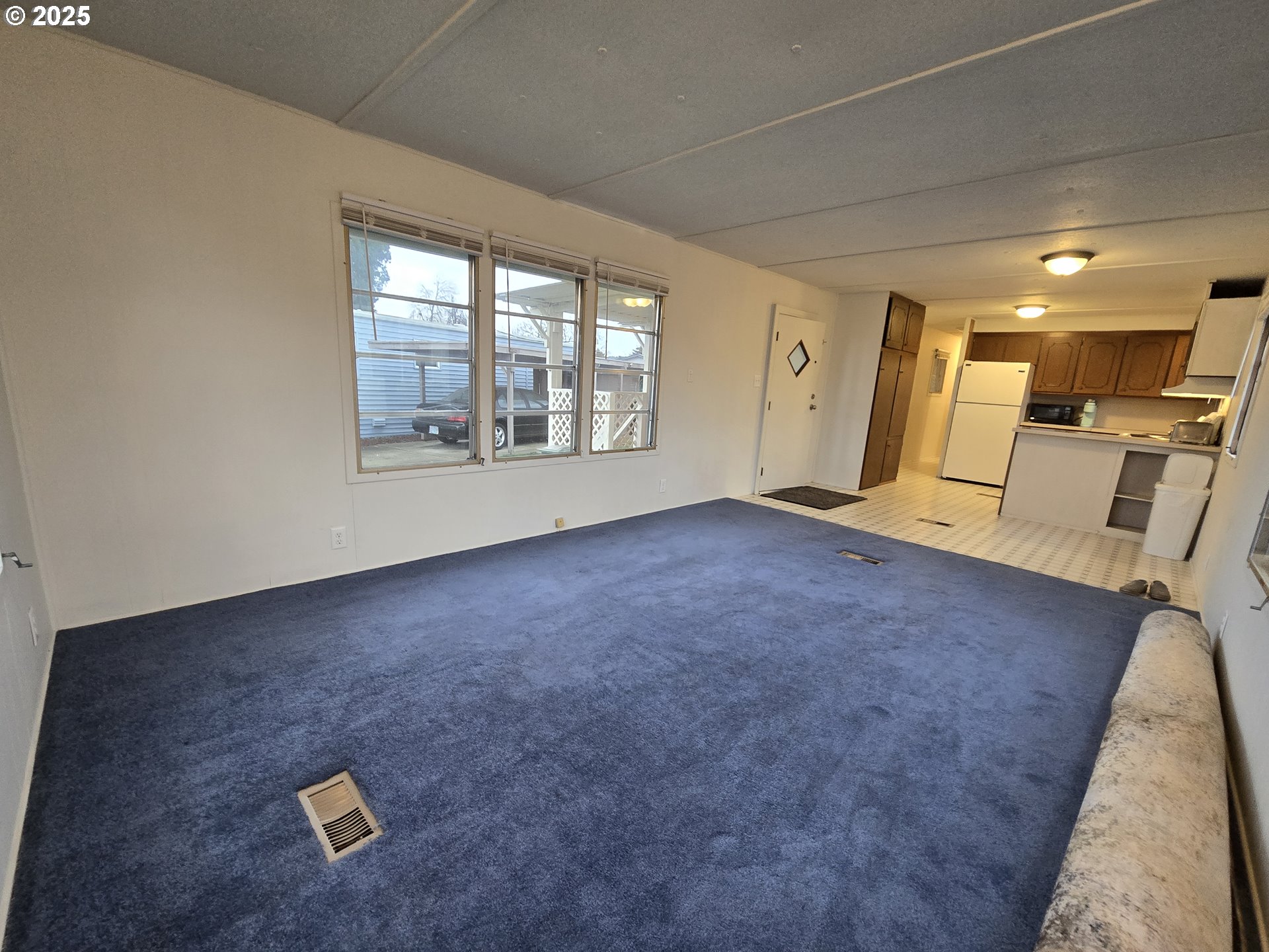 2150 Laura Street, Unit 13 Springfield, OR 97477 - Photo 10 of 25 Living Room/Entrance