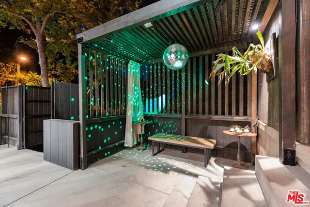 a view of entryway front of house