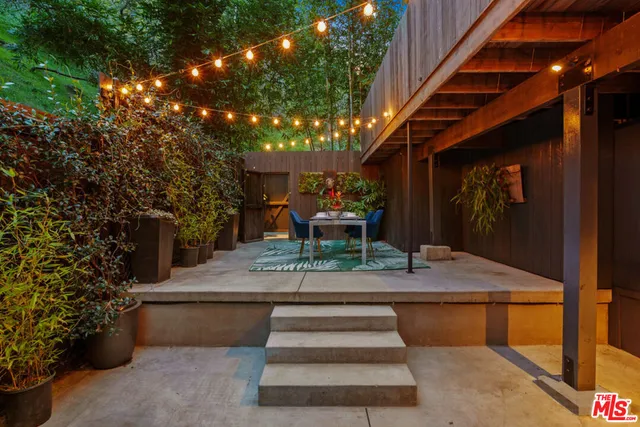 a view of a backyard