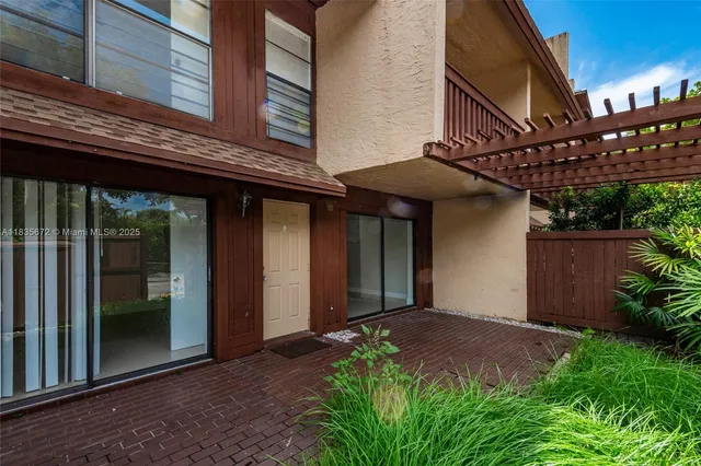 $330,000 | 6455 Southwest Sw 116th Place, Unit C, Miami, FL 33173