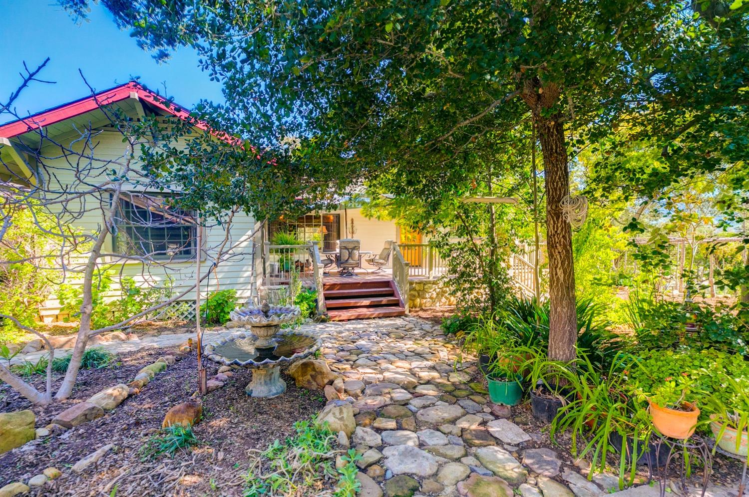 407 Del Norte Road Ojai, CA 93023 - Photo 23 of 39 a view of a back yard of the house