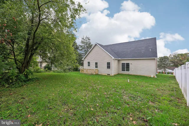 a view of a house with backyard and garden