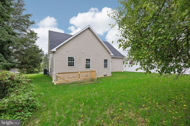 a view of a house with backyard