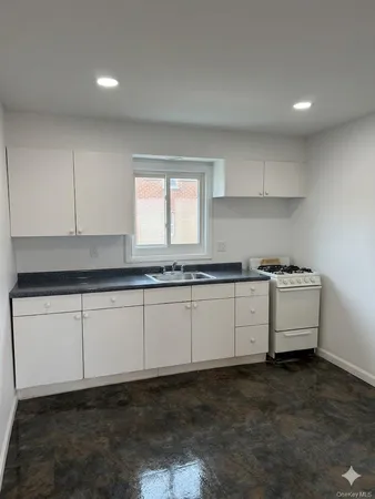 $2,400 | 629 Wellwood Avenue, Unit B6, Lindenhurst, NY 11757