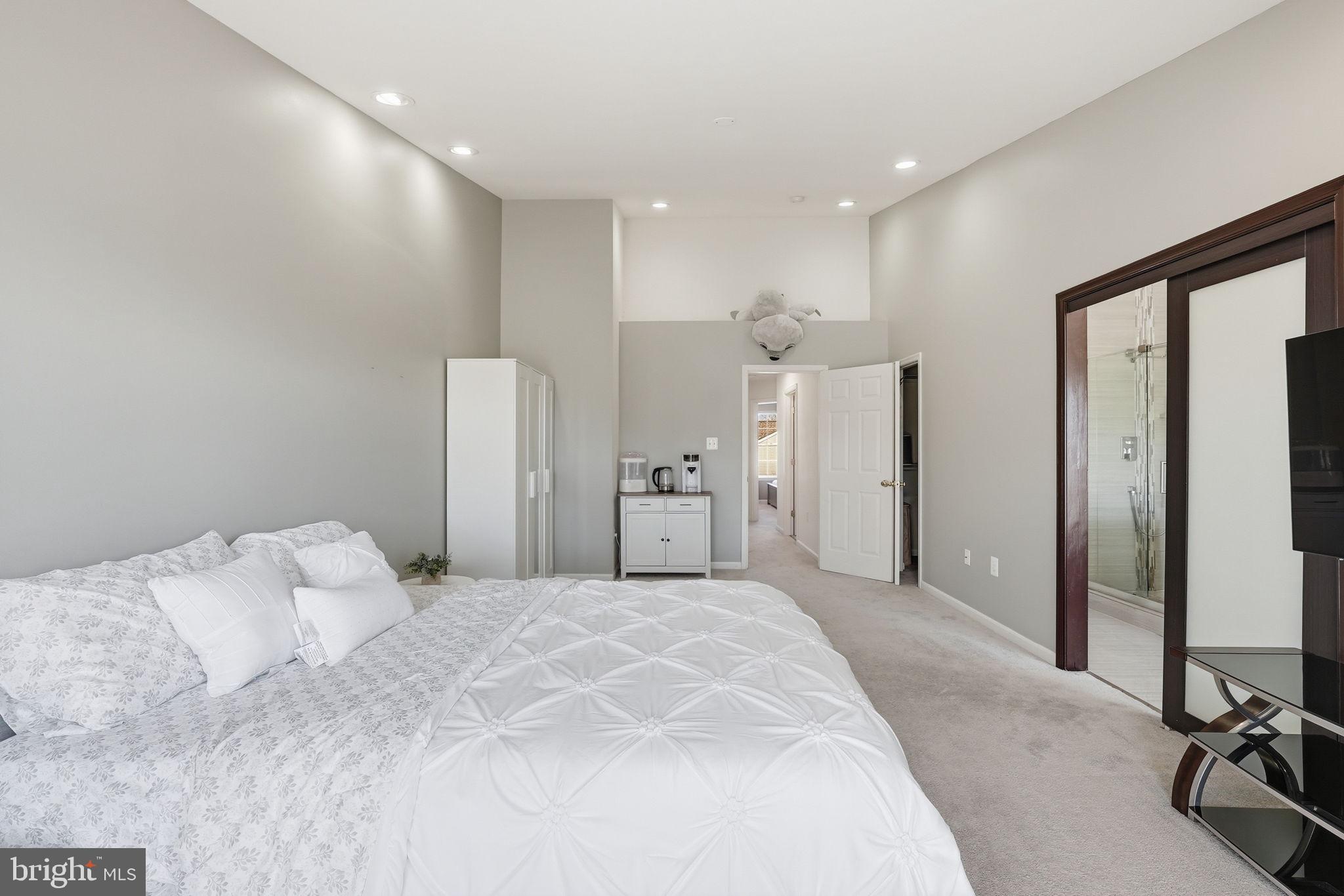 14231 Hunters Run Way Gainesville, VA 20155 - Photo 18 of 41 a large bedroom with a bed and a large mirror