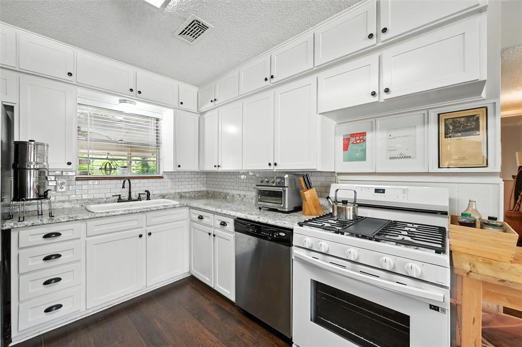 2004 Valley Lane Arlington, TX 76013 - Photo 16 of 39