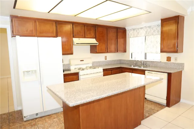 $2,700 | 37138 Vía Cordova, Palmdale, CA 93550