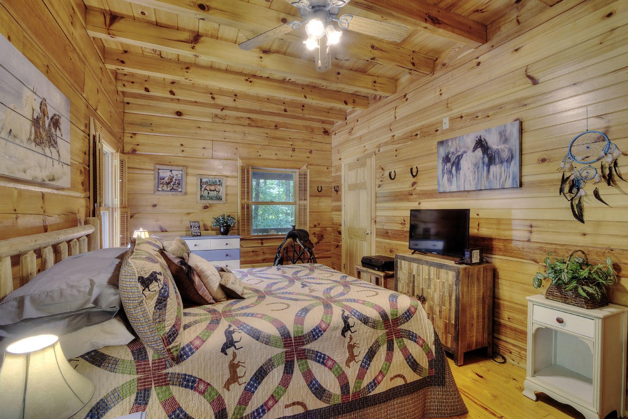 340 Doe Ridge Road Oneida, TN 37841 - Photo 11 of 40 a bed room with a bed and a television
