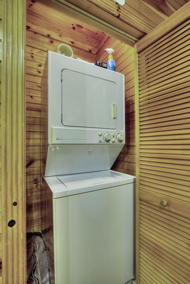 340 Doe Ridge Road Oneida, TN 37841 - Photo 10 of 40 a utility room with dryer and washer