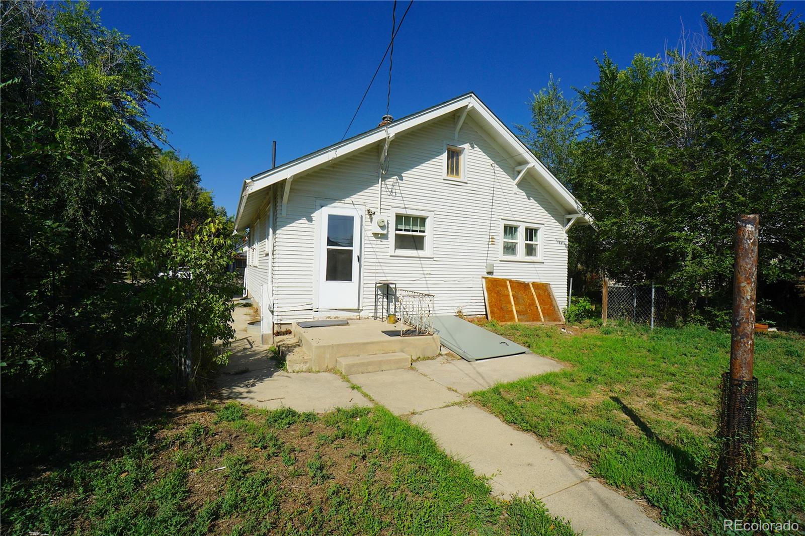 322 3rd Street Frederick, CO 80530 - Photo 5 of 30 a view of a house with backyard and garden