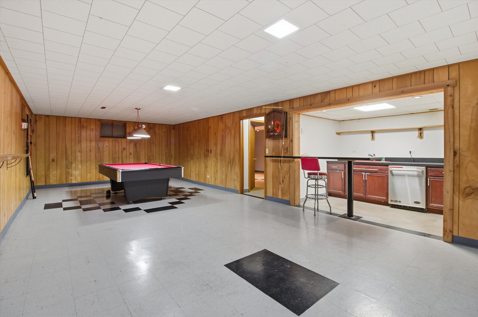 219 North Prospect Street Roselle, IL 60172 - Photo 26 of 34 a living room with furniture gym equipment and a table