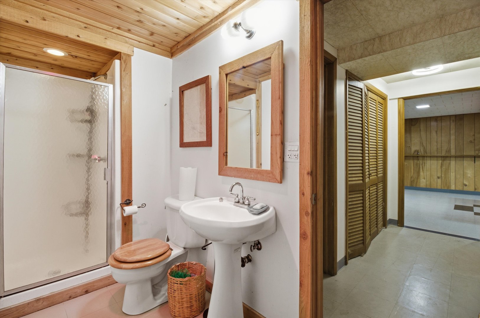 219 North Prospect Street Roselle, IL 60172 - Photo 29 of 34 a bathroom with a sink toilet and shower