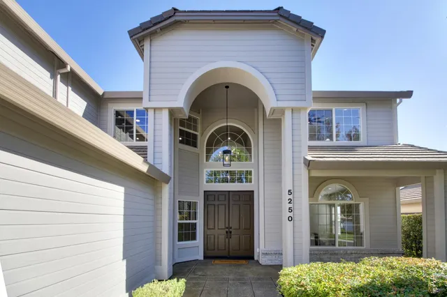 a building with a outdoor space