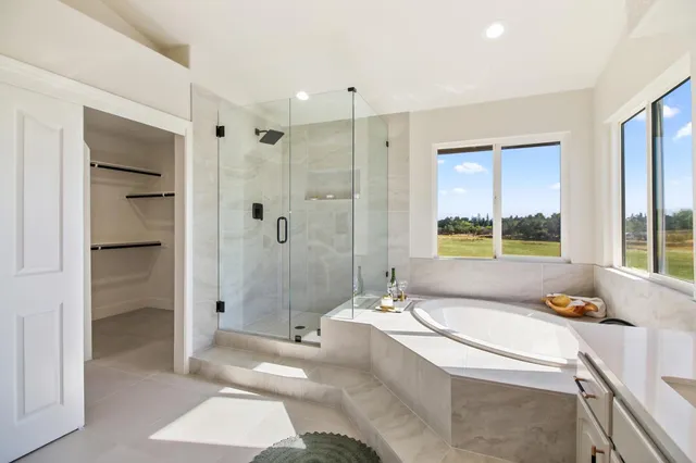 a view of a house with backyard